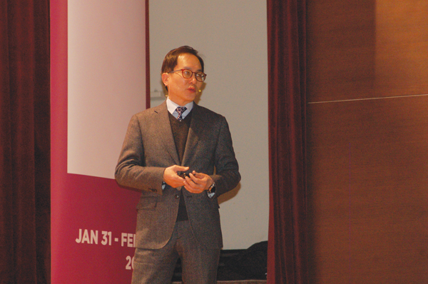 >Photo 1: Ho-Kyu Kang,  Executive Vice President with Samsung Electronics Co., Ltd.